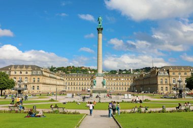 Stuttgart, Almanya - 12 Haziran 2019: Jubilumssule sütunu ve Yeni Saray ile Schloss platz'da turistler (Neues Schloss)