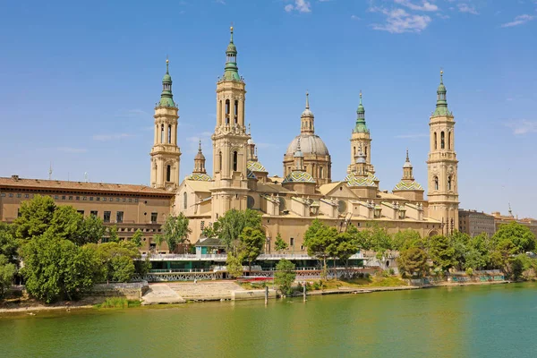 Basílica Catedral de Nuestra Señora del Pilar y Río Ebro en Zaragoza, Aragón, España — Foto de Stock