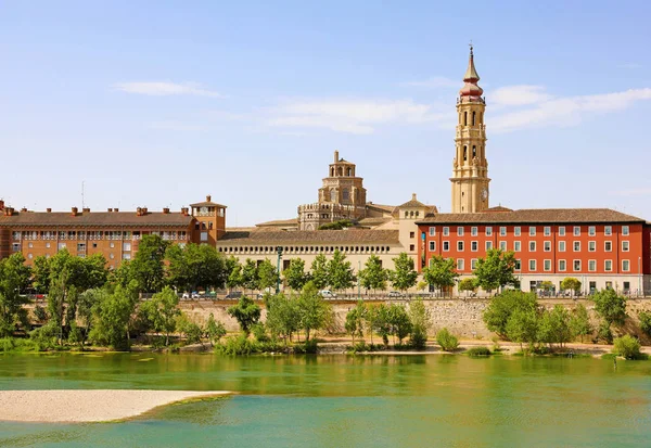 Zaragoza Cityscape ile Ebro Nehri, Aragon, İspanya 