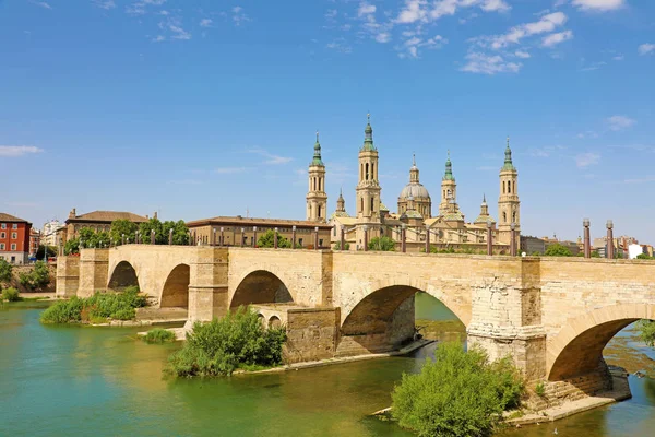 Zaragoza - Köprü Puente de Piedra ve KatedralBazilik del Pilar ile panorama