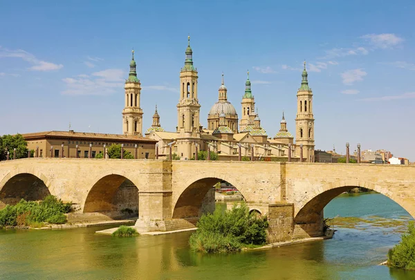 Zaragoza - El panorama con el puente Puente de Piedra y Catedral Basílica del Pilar — Foto de Stock