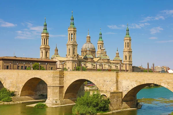 Zaragoza - El panorama con el puente Puente de Piedra y Catedral Basílica del Pilar — Foto de Stock