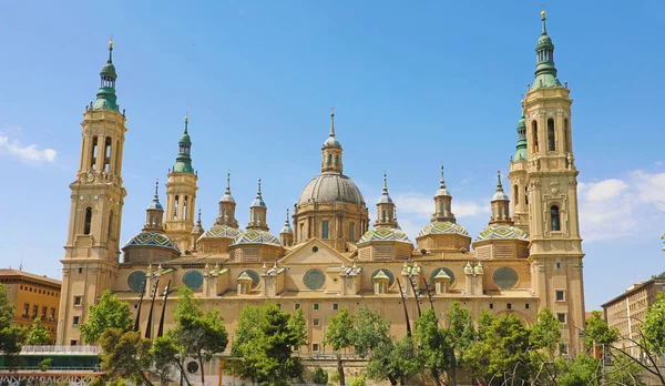 Basílica de Nuestra Señora del Pilar es la primera iglesia dedicada a María en la historia, Zaragoza, España — Foto de Stock