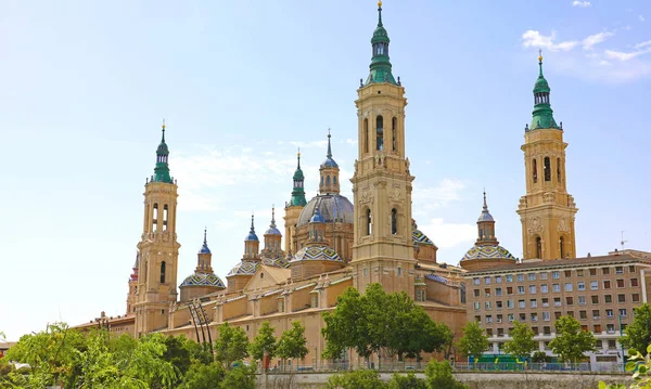 Basiliek van onze-lieve-vrouw van de pijler het is befaamd om de eerste kerk gewijd aan Maria in de geschiedenis, Zaragoza, Spanje — Stockfoto