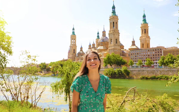 Retrato da menina bonita sorridente feliz em Zaragoza, Espanha — Fotografia de Stock