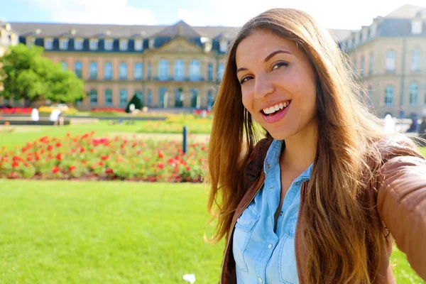 Auto-retrato de uma jovem sorridente em frente a Neues Schloss (Novo Palácio) de Estugarda, Alemanha — Fotografia de Stock