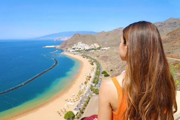 En tjej som beundrar fantastiska landskap på Teneriffa. Utsikt från bak. — Stockfoto