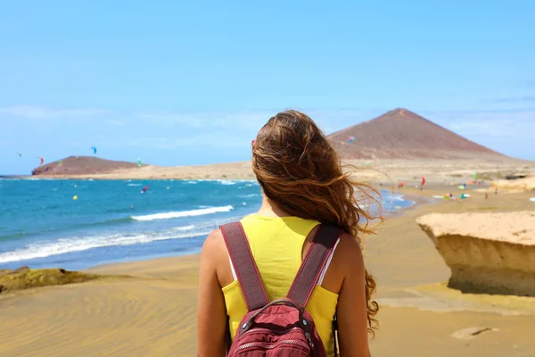 Back View kvinna njuter kite Surfers show i El Medano Beach, Teneriffa, Kanarieöarna — Stockfoto