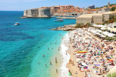 Dubrovnik, Hırvatistan - 12 Temmuz 2019: Dubrovnik eski kentinin ve Banje plajının havadan görünümü, Adriyatik denizi