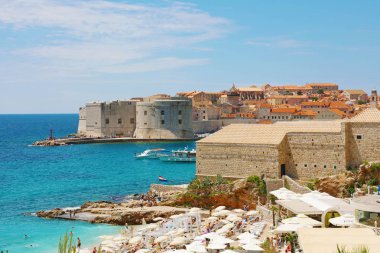 Dubrovnik eski şehir ve Banje plajı, Adriyatik denizi, Hırvatistan