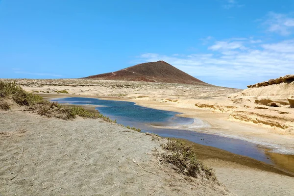 Toller Blick auf den Vulkan Montana Roja mit Teich im Naturschutzgebiet der Sandwüste El Medano, Teneriffa, Spanien — Stockfoto