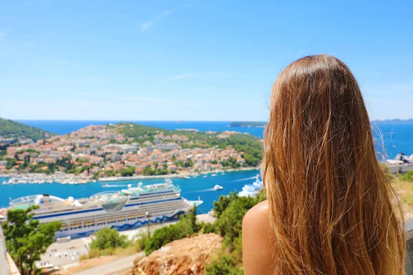 Podróże na Morzu Śródziemnym. Młoda kobieta korzystających Chorwacji widok wybrzeża z miasta Dubrownik. Letnie wakacje w Europie. — Zdjęcie stockowe
