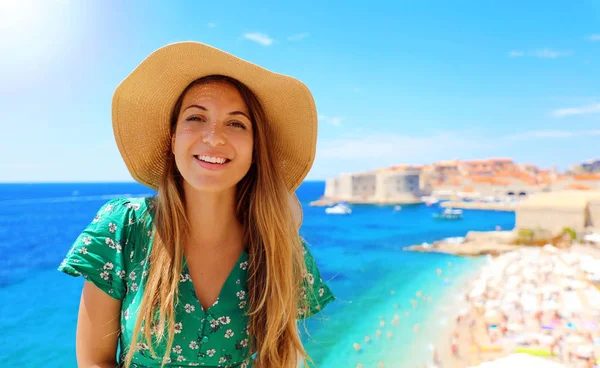 Счастливая привлекательная женщина в Хорватии со старым городом Дубровник и Средиземным морем на фоне Европы — стоковое фото