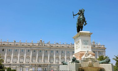 Arka planda Madrid Kraliyet Sarayı ile İspanya Philip IV Anıtı, İspanya