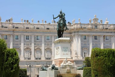 Arka planda Madrid Kraliyet Sarayı ile İspanya Philip IV Anıtı, İspanya