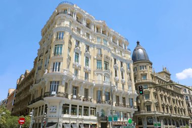 Madrid, İspanya - 2 Temmuz 2019: Gran Via Avenue Cityscape Madrid, İspanya