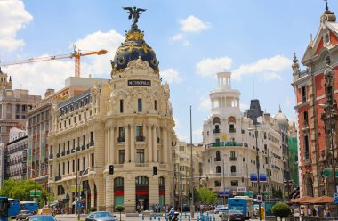 Madrid, İspanya - 2 Temmuz 2019: Güzel bir yaz gününde Madrid'deki Metropolis oteli