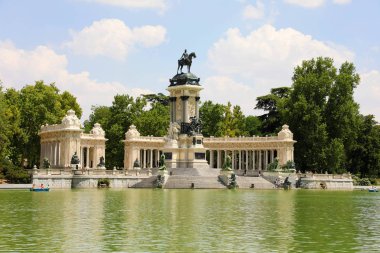 Buen Retiro Park 'taki Alfonso XII anıtı, Madrid, İspanya