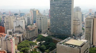 Mirante Viaduto Santa Ifigenia viyadüğü ve silüeti ile Vale Binası Sao Paulo şehir merkezinde, Brezilya