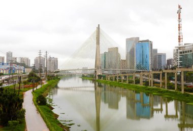 Pinheiros nehri Sao Paulo şehir dönüm noktası Estaiada Köprüsü refleks, Sao Paulo, Brezilya