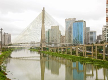 Pinheiros nehri Sao Paulo şehir dönüm noktası Estaiada Köprüsü refleks, Sao Paulo, Brezilya