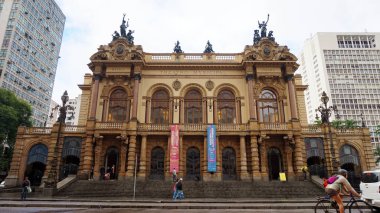 Sao Paulo, Brezilya - 15 Mayıs 2019: Sao Paulo Belediye Tiyatrosu'nun ana cephesi, Brezilya