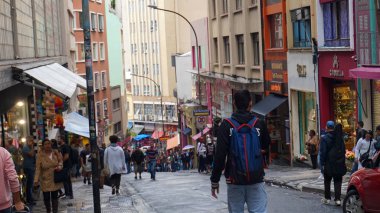 Sao Paulo, Brezilya - 16 Mayıs 2019: Sao Paulo, Brezilya'nın orta bölgesinde popüler bir alışveriş caddesi olan 25 Mart Caddesi'ni ziyaret etmek