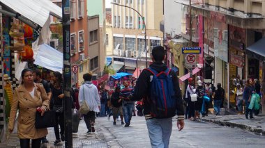 Sao Paulo, Brezilya - 16 Mayıs 2019: Sao Paulo, Brezilya'nın orta bölgesinde popüler bir alışveriş caddesi olan 25 Mart Caddesi'ni ziyaret etmek