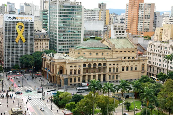 Sao Paulo, Brazilië-15 mei 2019: Cityscape met gemeentelijk theater van Sao Paulo, Brazilië — Stockfoto