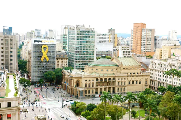 SAO PAULO, BRASIL - 15 de maio de 2019: paisagem urbana com Teatro Municipal de São Paulo, Brasil — Fotografia de Stock