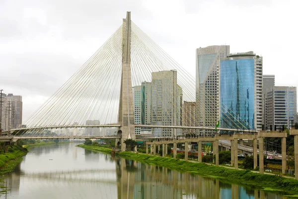 Sao Paulo city Landmark Estaiada Bridge reflex in Pinheiros River, Sao Paulo, Brazilië — Stockfoto