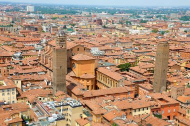 Katedral ve Altabella ve Uguzzoni Kuleleri ile eski ortaçağ şehir merkezi ile Bologna hava şehir manzarası görünümü, Bologna, İtalya