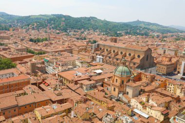 Bologna, İtalya'daki Piazza Maggiore meydanında San Petronio Bazilikası ile eski ortaçağ şehir merkezinin Bologna şehir manzarası