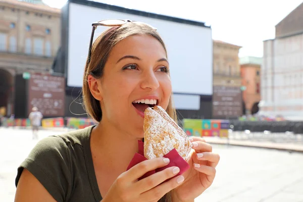 Молодая женщина с итальянским завтраком с круассаном и кофе в кафе на улице в летнее время — стоковое фото