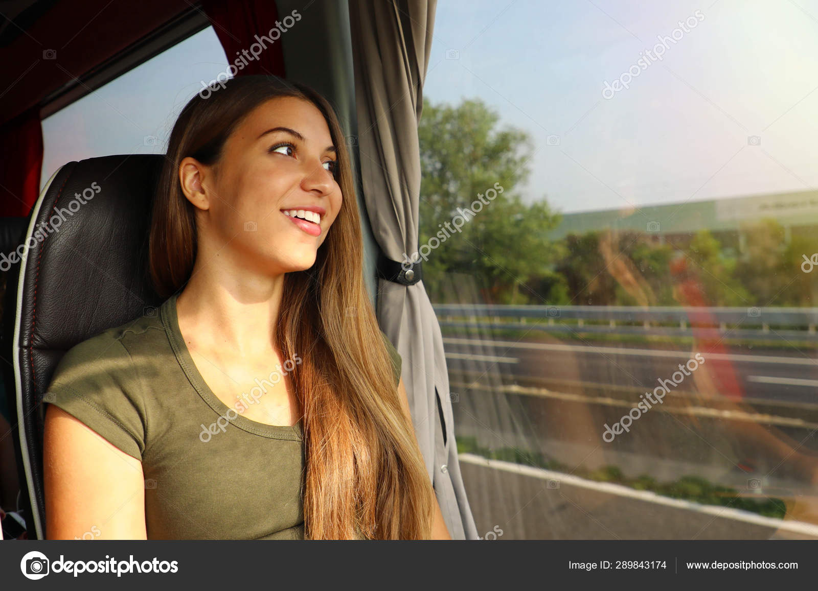 девушка в маршрутке. девушка сидящая в автобусе. женщина в автобусе. девушка сидящая в автобусе. красивые девушки в общественном транспорте.