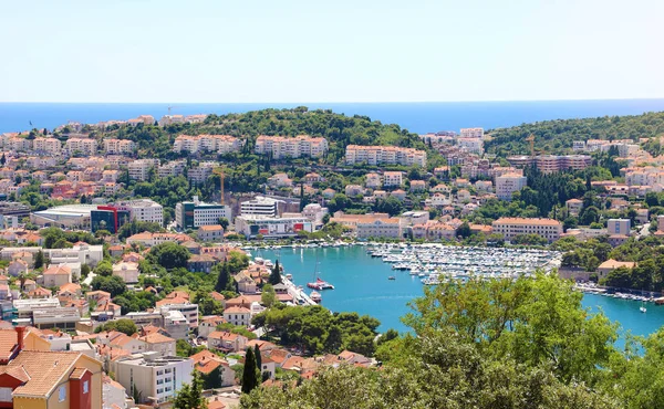 Dalmatiska kusten panoramautsikt från Dubrovnik med hamnen, Kroatien, Europa — Stockfoto