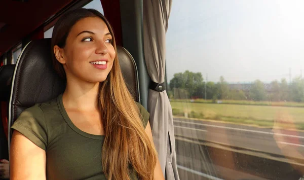 Cestování vlakem nebo autobusem. Krásná usměvavá žena, která se dívala oknem během cesty na veřejnou dopravu. — Stock fotografie