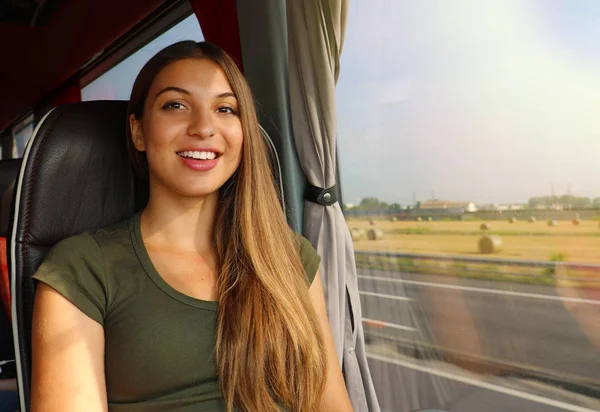 Mladá krásná žena na autobusovém úsměvu v kameře — Stock fotografie
