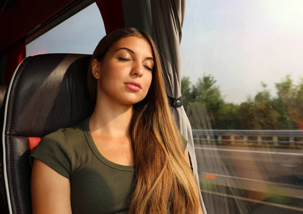 Mladá krásná žena spí v autobuse. Cestující autobusem, sedící na sedadle a spaní. — Stock fotografie
