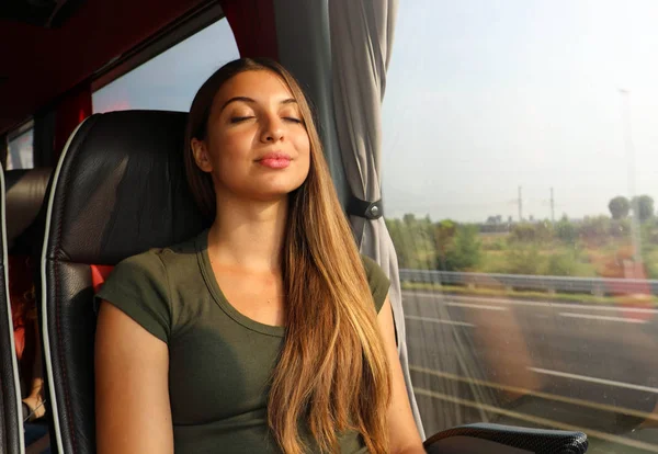Mladá krásná žena spí v autobuse. Cestující autobusem, sedící na sedadle a spaní. — Stock fotografie