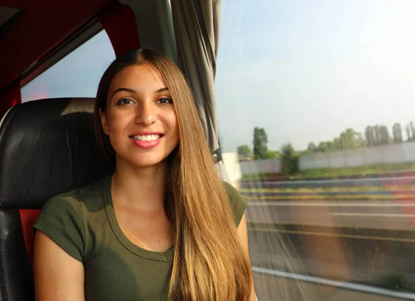 Mladá krásná žena v autobusu usmívajíje se na kameru — Stock fotografie