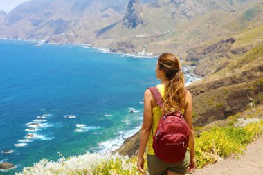 Genç kadın yürüyüşçü sağlıklı bir aktif yaşam tarzı kavramı tenerife Adası manzara hayran ayakta
