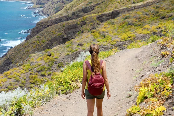 Kvinnlig vandrare härkomst vägen med spektakulära landskap av Teneriffa, Kanarieöarna — Stockfoto
