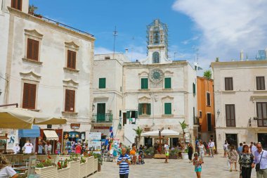 Polignano A Mare, İtalya - 28 Temmuz 2019: Polignano a mare, İtalya'da saat kulesi nin simgesi olan ana meydanın görünümü