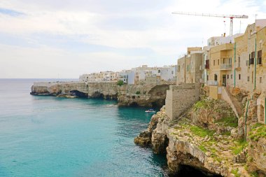 Polignano bir mare nefes kesen manzara, Apulia, İtalya. İtalyan panoraması. Adriyatik Denizi'ndeki kayalıklar.