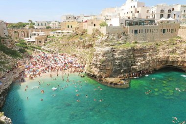 Polignano A Mare, İtalya - 28 Temmuz 2019: Polignano a mare'nin güzel havadan panoramik manzarası, İtalya