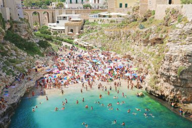 Polignano A Mare, İtalya - 28 Temmuz 2019: Polignano a mare'nin güzel havadan panoramik manzarası, İtalya