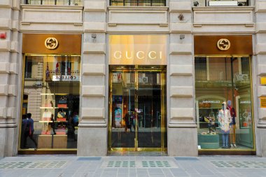 Bari, İtalya - 30 Temmuz 2019: Gucci butik. Gucci, 1921 yılında Floransa'da Guccio Gucci tarafından kurulan bir İtalyan lüks moda ve deri eşya markasıdır..