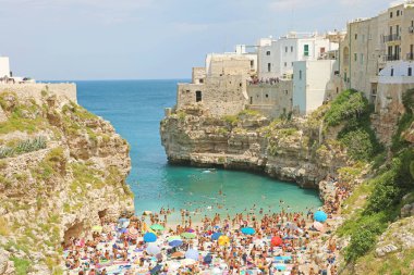 Polignano A Mare, İtalya - 28 Temmuz 2019: Polignano a mare'nin güzel panoramik manzarası, İtalya