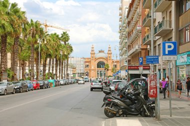 Bari, İtalya - 28 Temmuz 2019: Corso Vittorio Emanuele Avenue ve Teatro Margherita tiyatrosunun arka planda görünümü Bari, İtalya